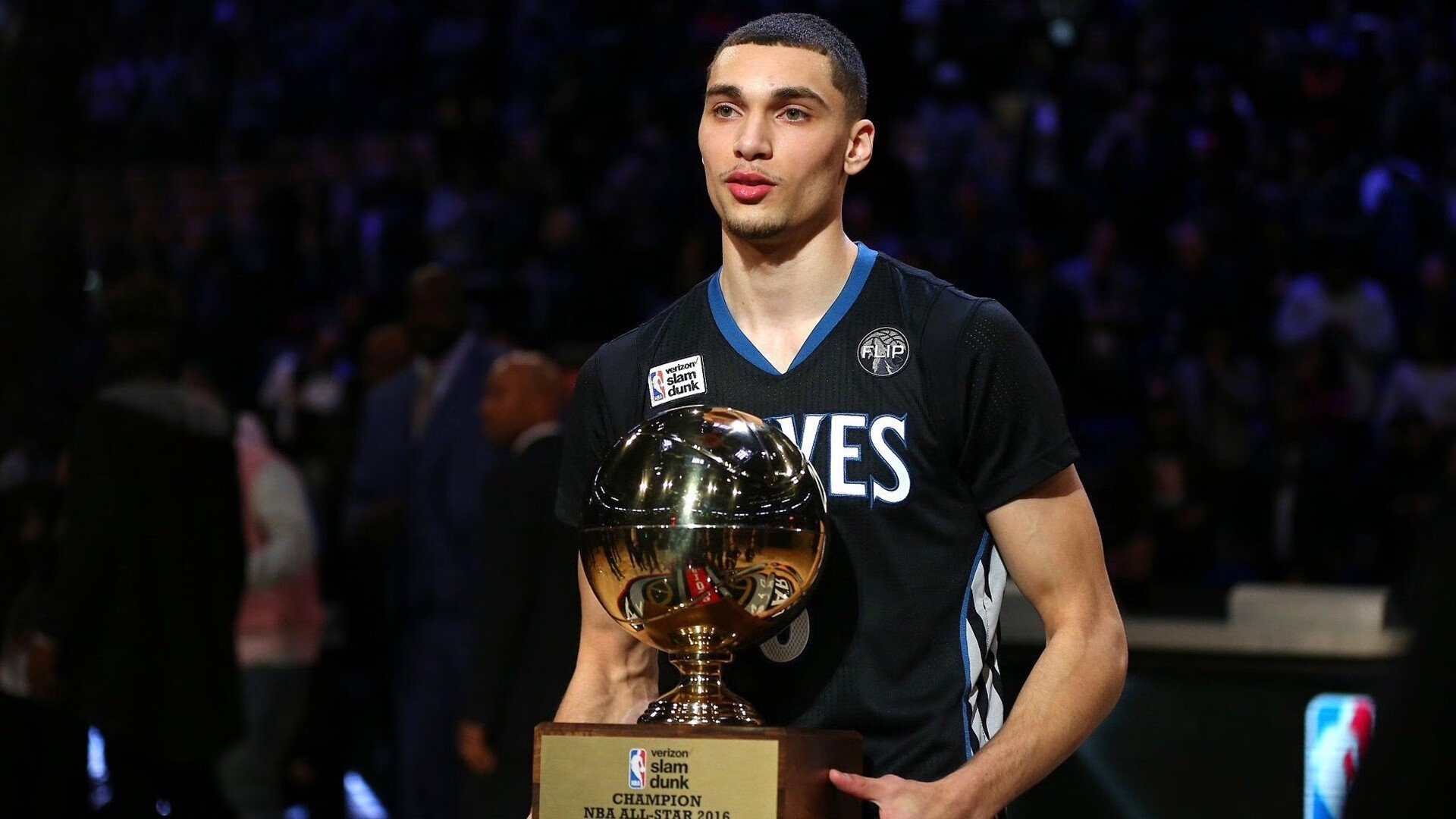 球迷为主队加油打气自制应援物成为现场最亮眼的存在,打球应援口号